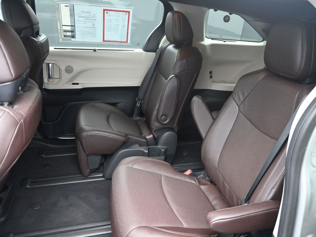 2022 Toyota Sienna Platinum photo 7