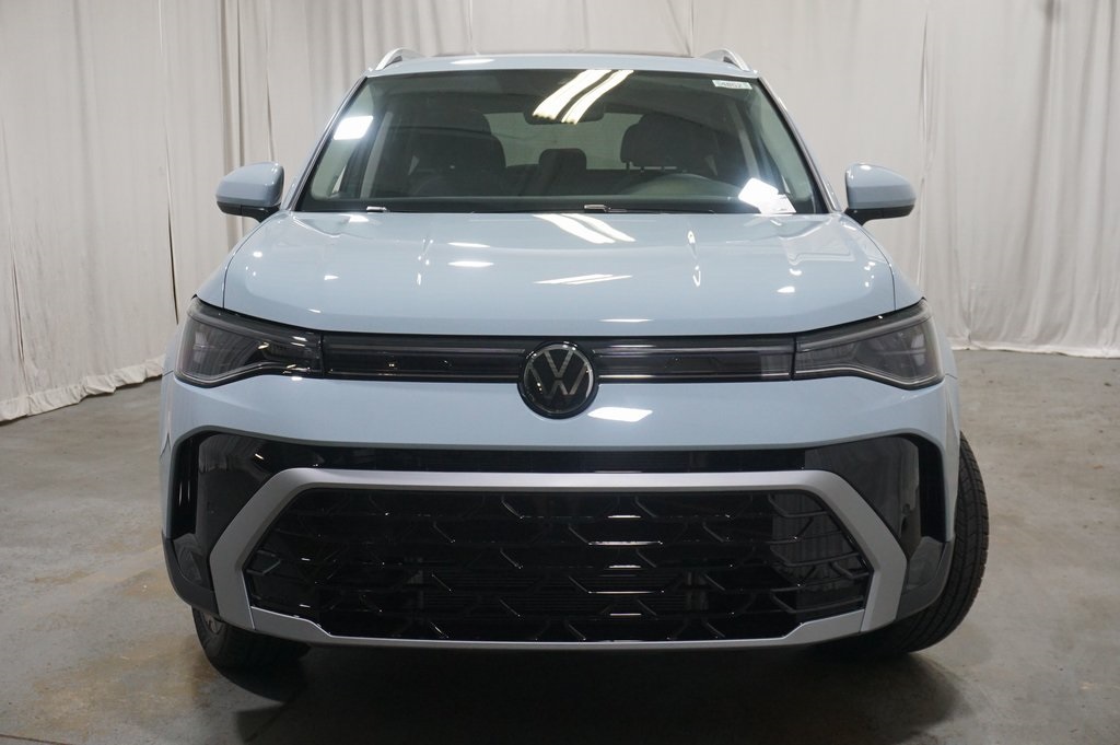 2025 Volkswagen Taos SEL photo 4