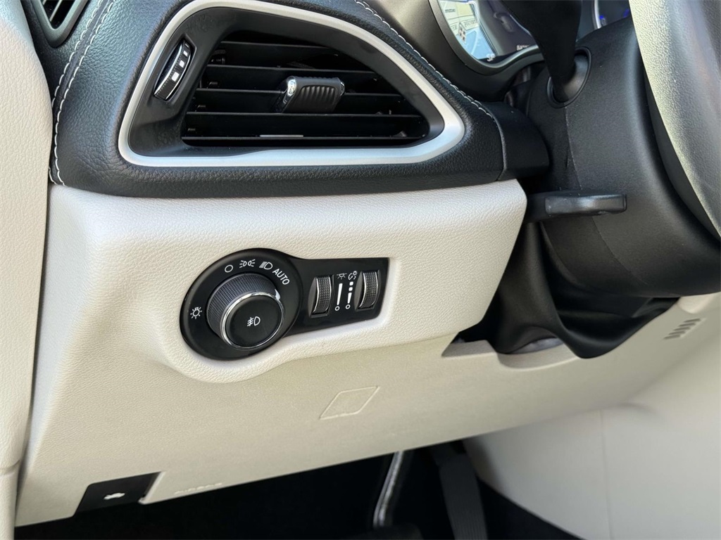 2023 Chrysler Pacifica Touring L photo 27