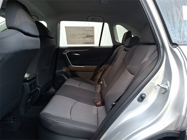 2025 Toyota RAV4 XLE photo 4