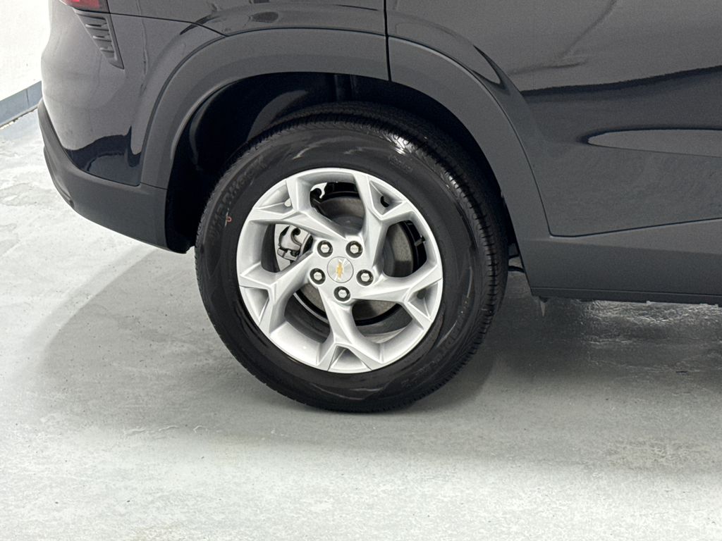 2025 Chevrolet Trax LS photo 10