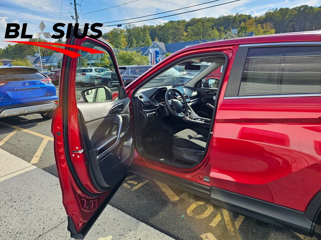 2023 Mitsubishi Eclipse Cross LE photo 7
