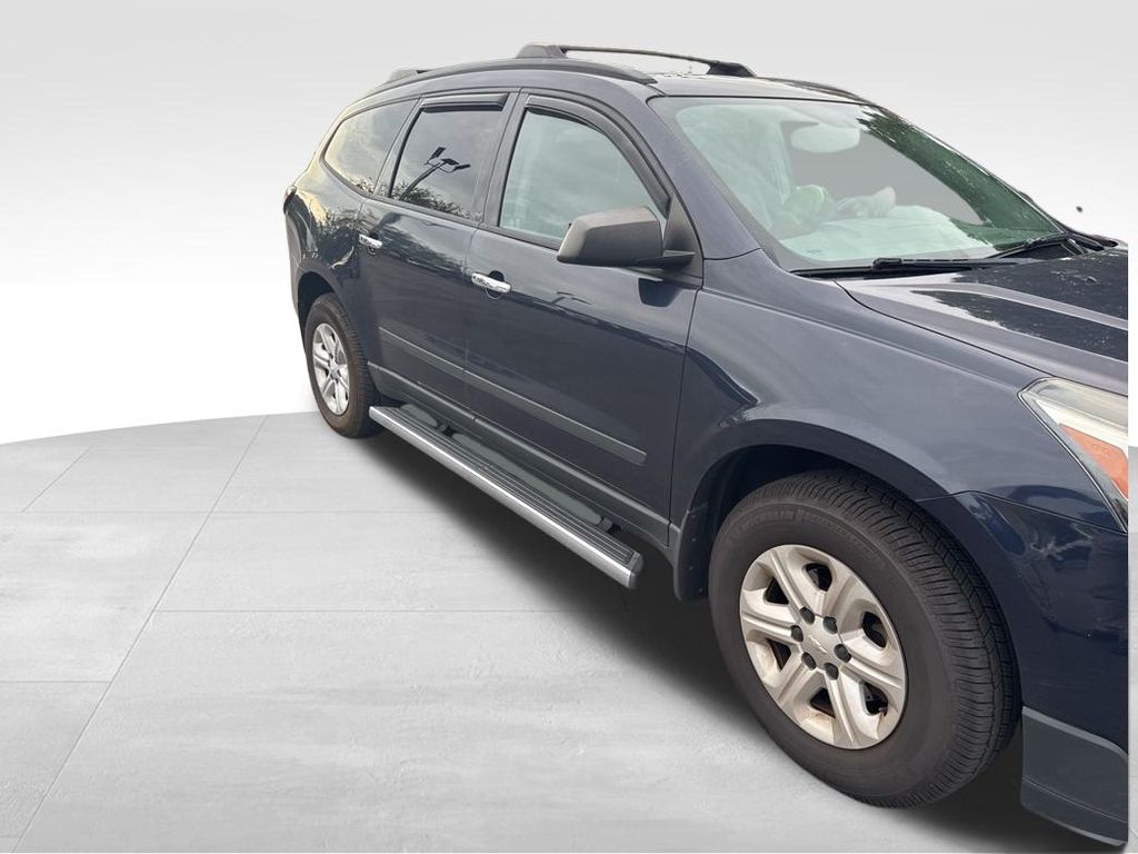 2017 Chevrolet Traverse LS photo 4
