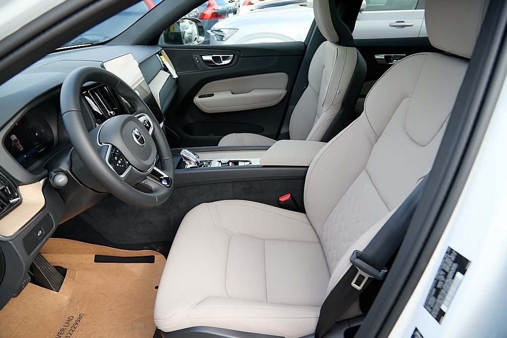 2026 VOLVO XC60 - Image 13