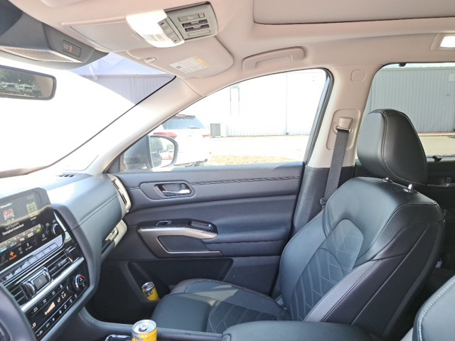 2024 Nissan Pathfinder Platinum photo 10