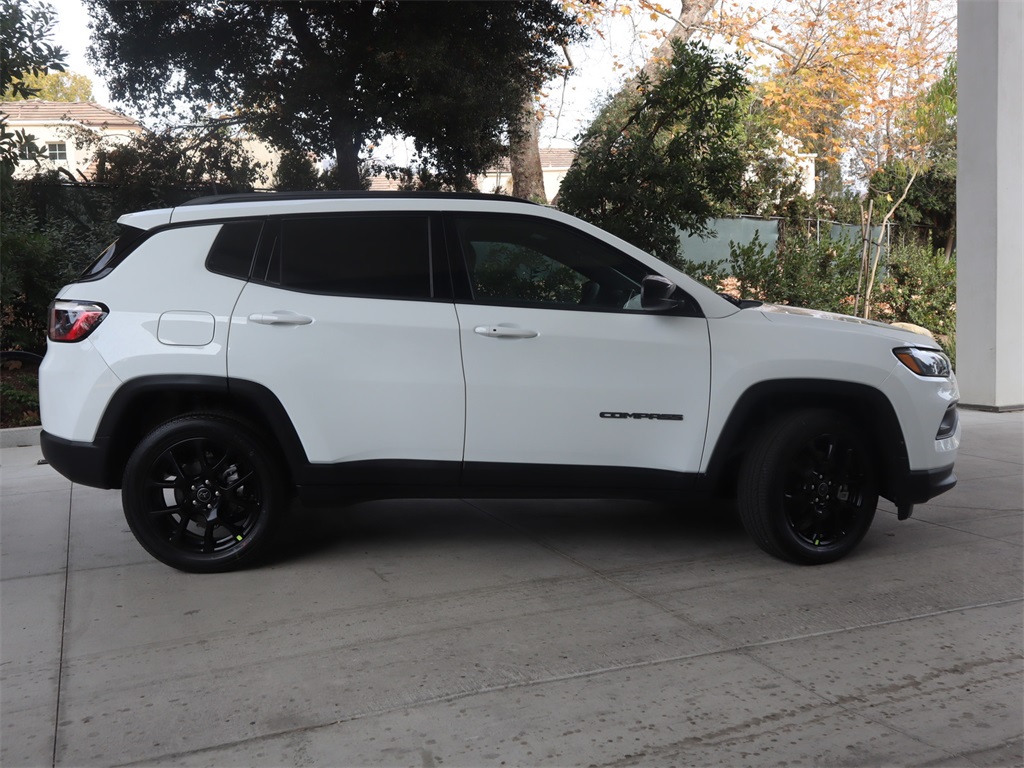 2025 Jeep Compass Latitude photo 3