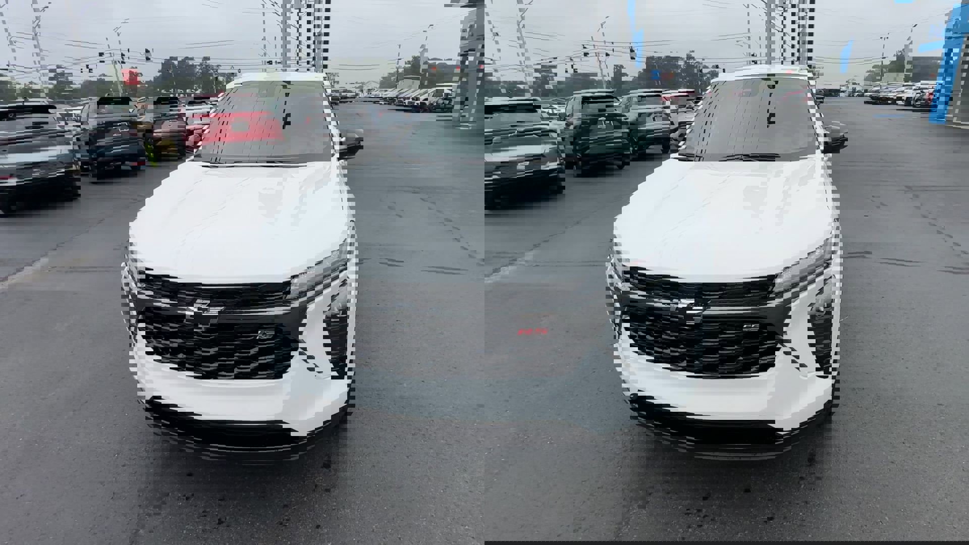 2025 Chevrolet Trax photo 2