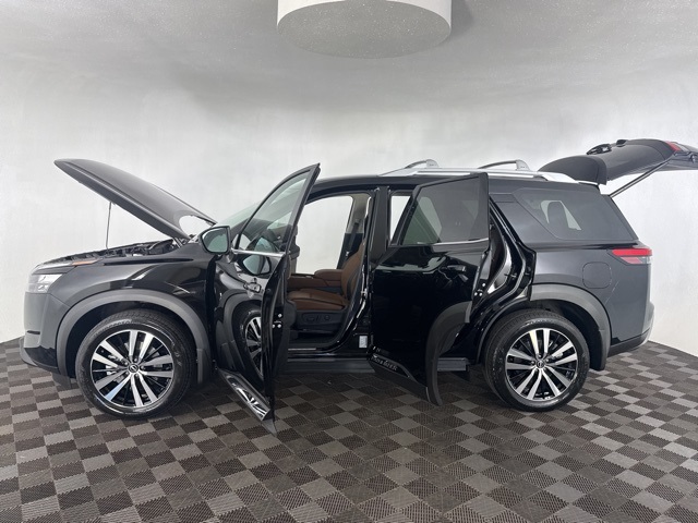 2025 Nissan Pathfinder Platinum photo 13