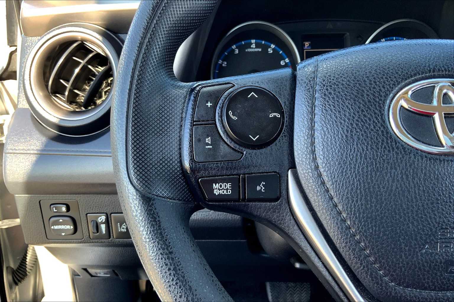 2018 Toyota RAV4 LE photo 22