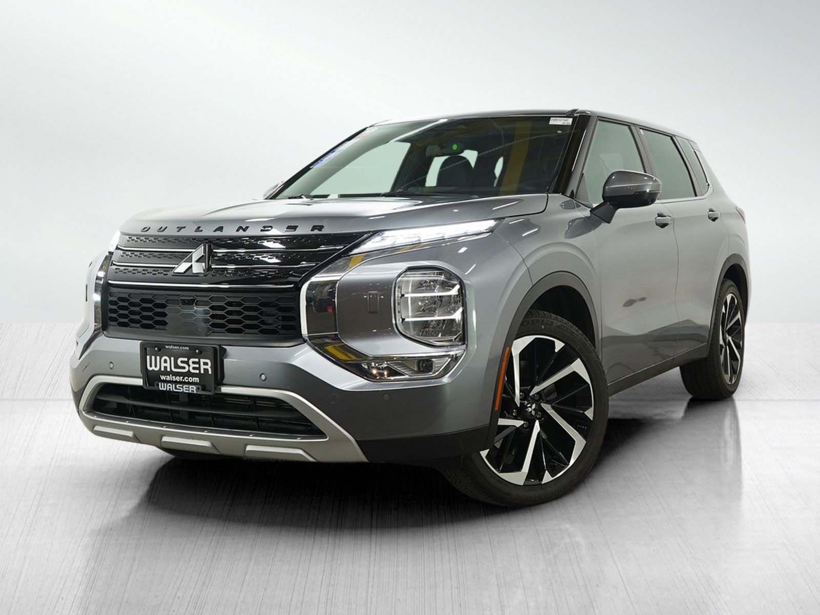 2023 Mitsubishi Outlander SE's photo