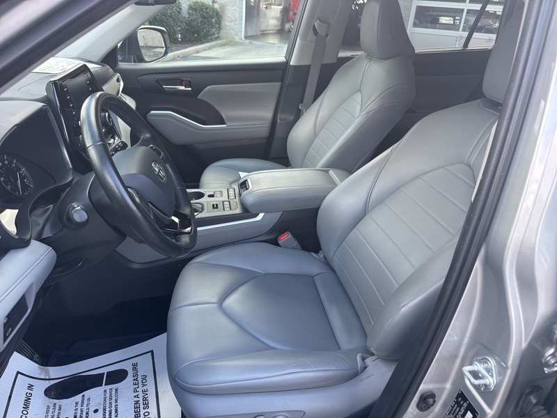 2021 Toyota Highlander XLE photo 18