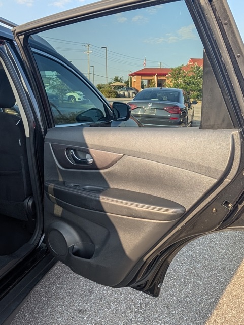 2016 Nissan Rogue SV photo 13