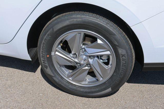 New 2025 White Hyundai SE image 5