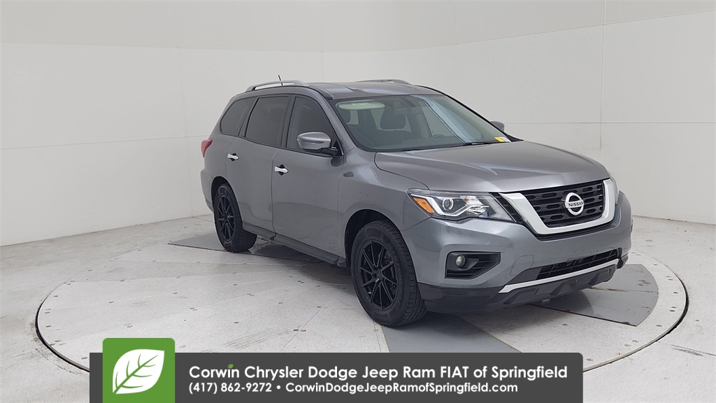 2017 Nissan Pathfinder SV photo 3