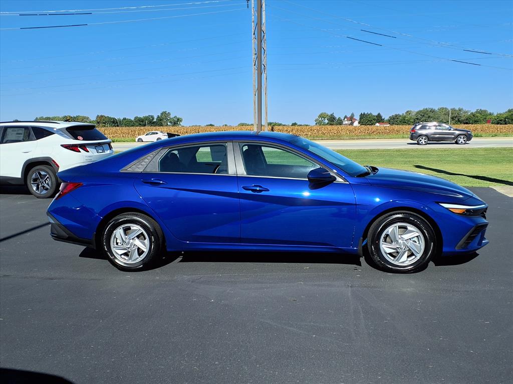 2025 Hyundai Elantra SE photo 2