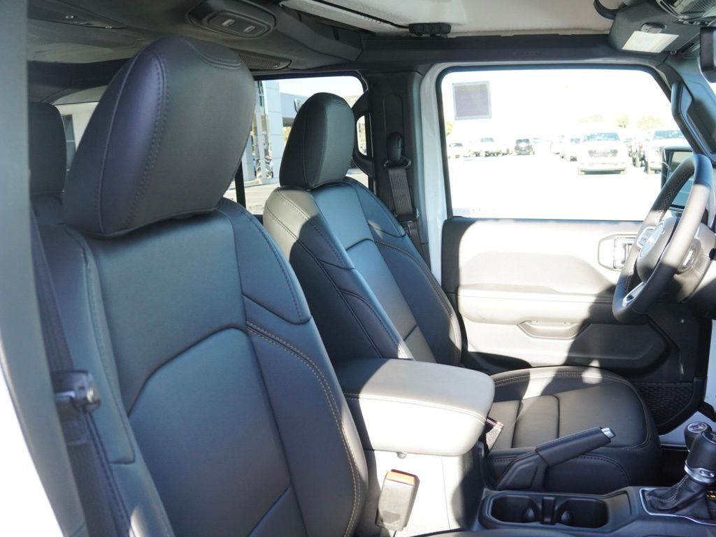 New 2026 Bright White Clear-Coat Exterior Paint Jeep Sahara image 23