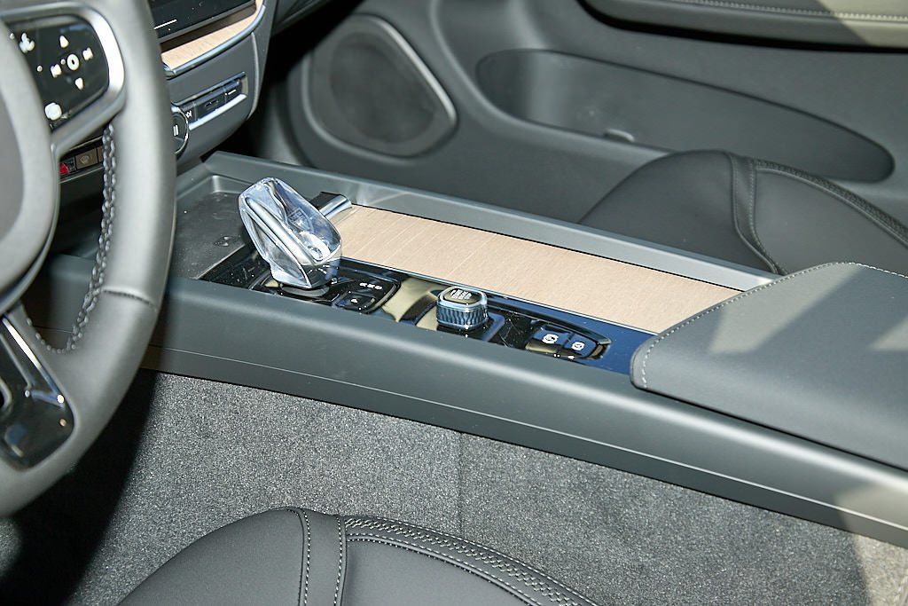 2026 VOLVO XC60 - Image 15