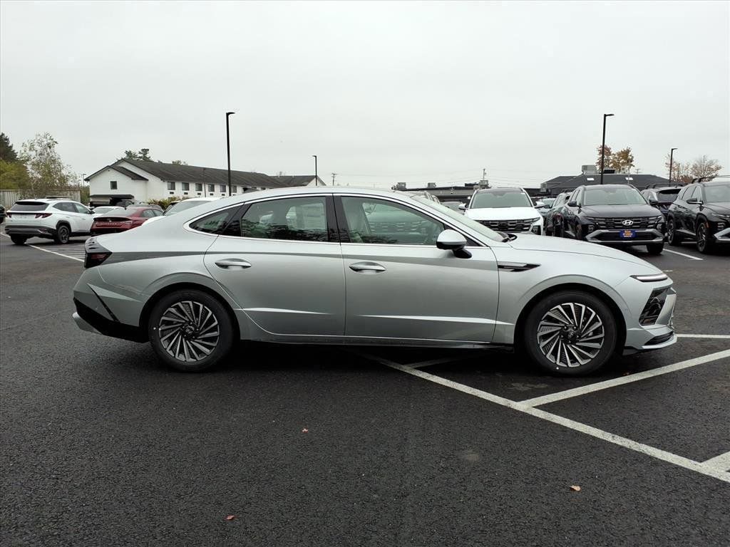 2025 Hyundai Sonata Hybrid Limited photo 4