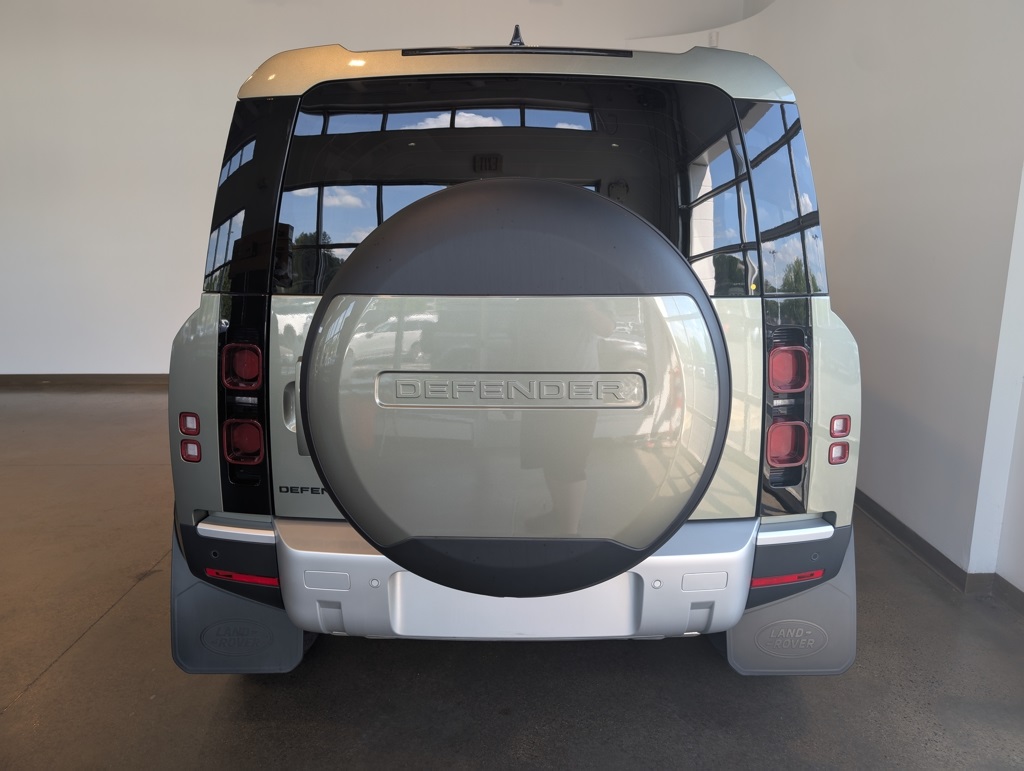 2025 Land Rover Defender 110 S photo 4