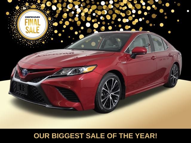 2020 Toyota Camry SE's photo