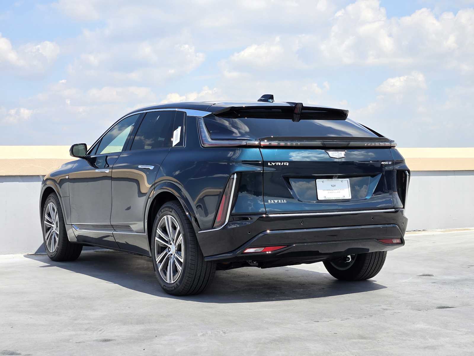 2025 Cadillac Lyriq Luxury photo 3
