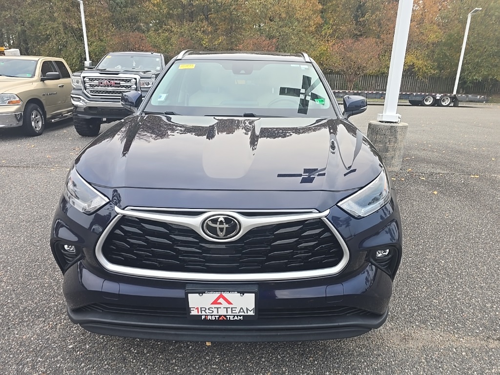 2021 Toyota Highlander XLE photo 2