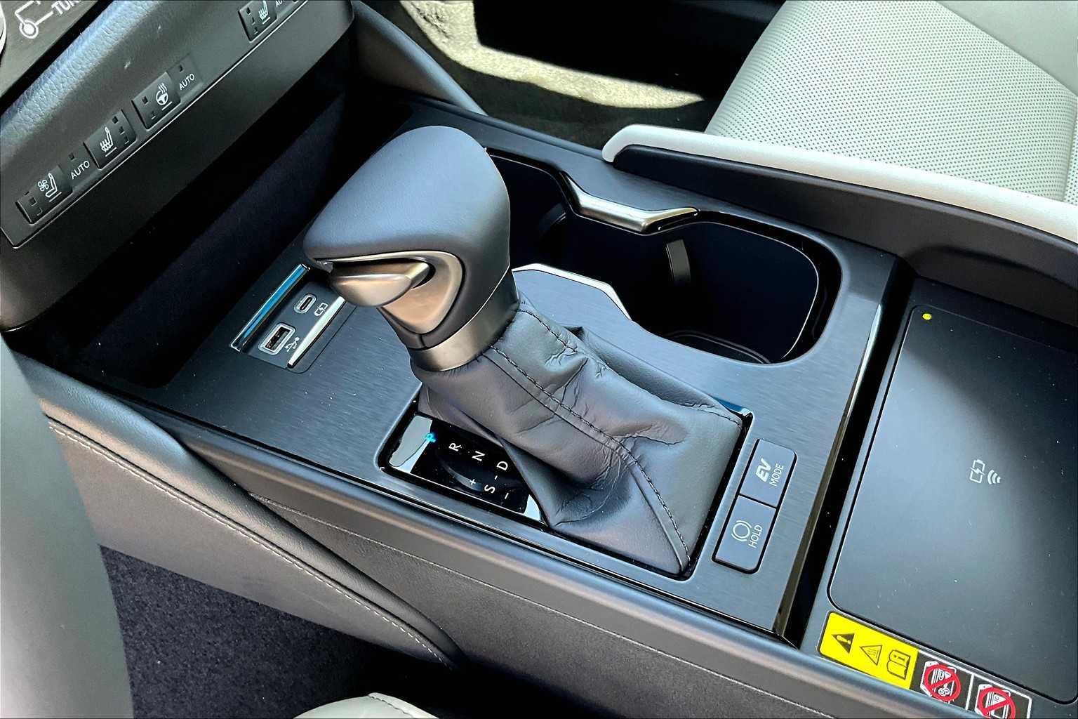 2025 Lexus ES 300h photo 10