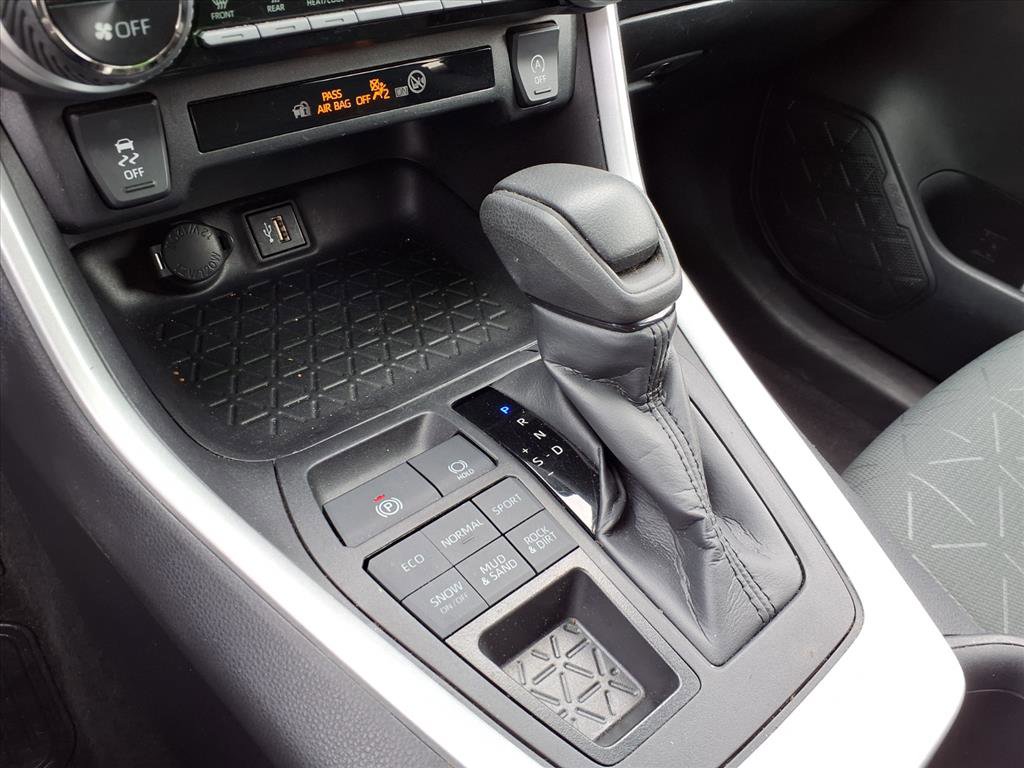 2024 Toyota RAV4 XLE photo 5