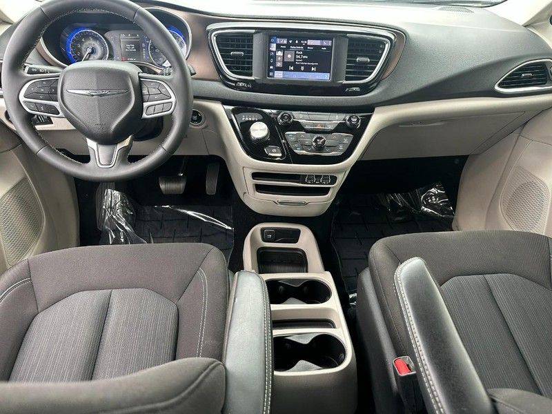 2022 Chrysler Voyager LX photo 10