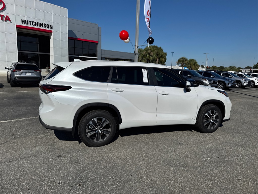 2025 Toyota Highlander Hybrid XLE photo 3