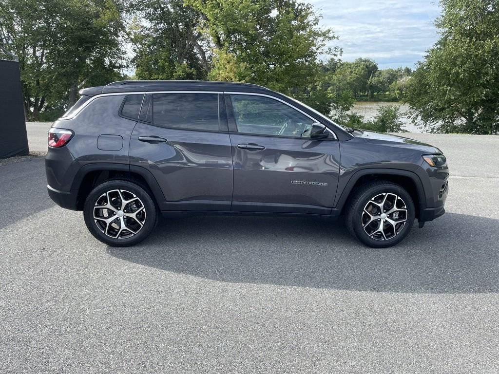 2024 Jeep Compass Limited photo 3