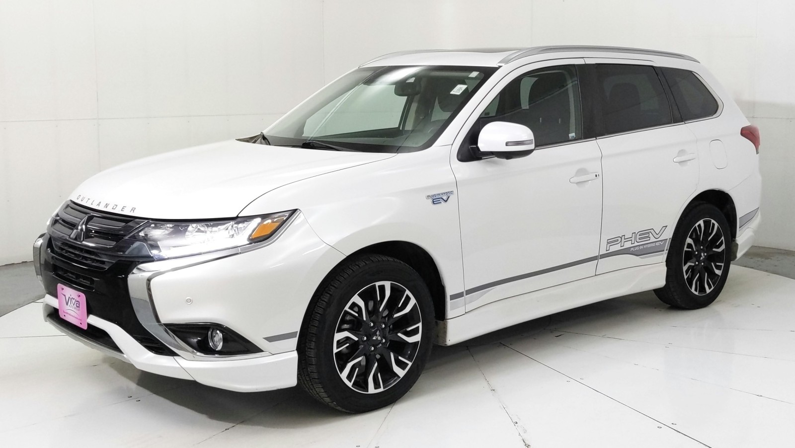 Used 2018 Diamond White Pearl Mitsubishi GT image 1