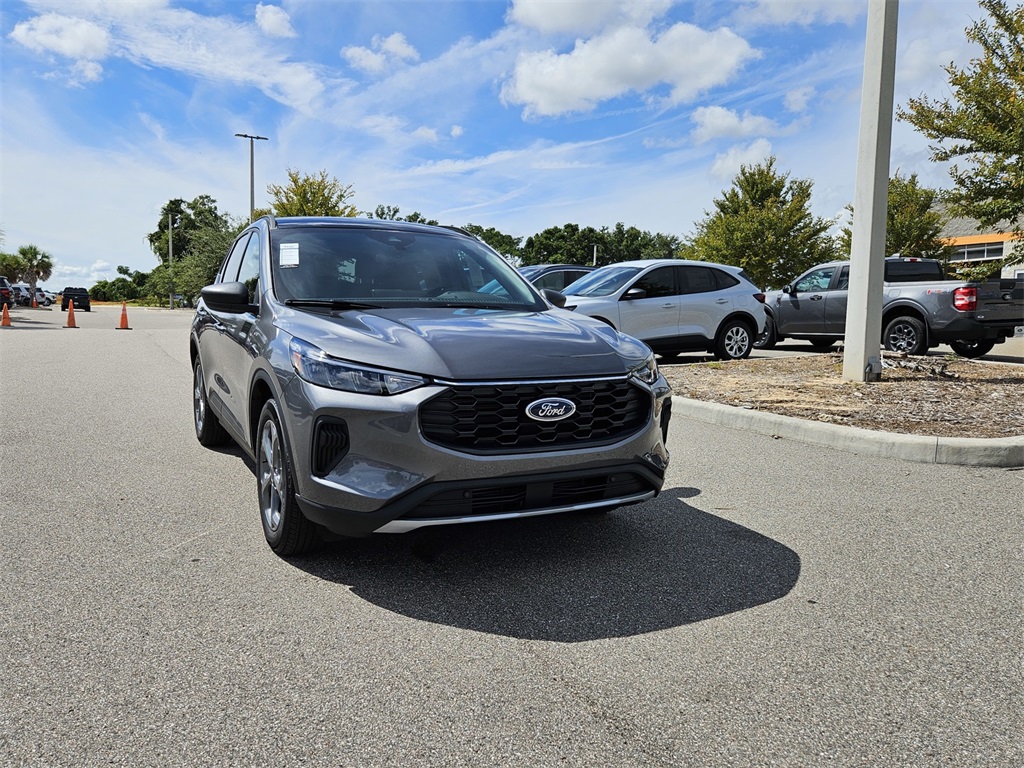 2026 Ford Escape ST-Line photo 2