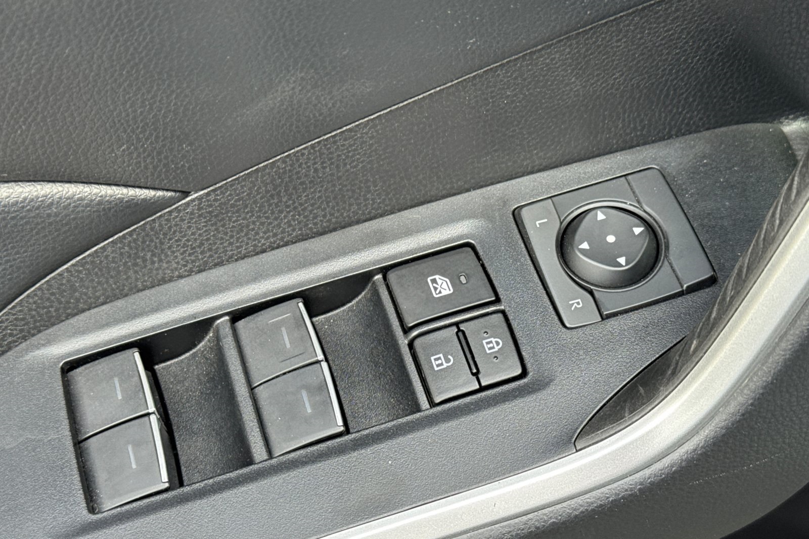 2023 Toyota RAV4 XLE Premium photo 11