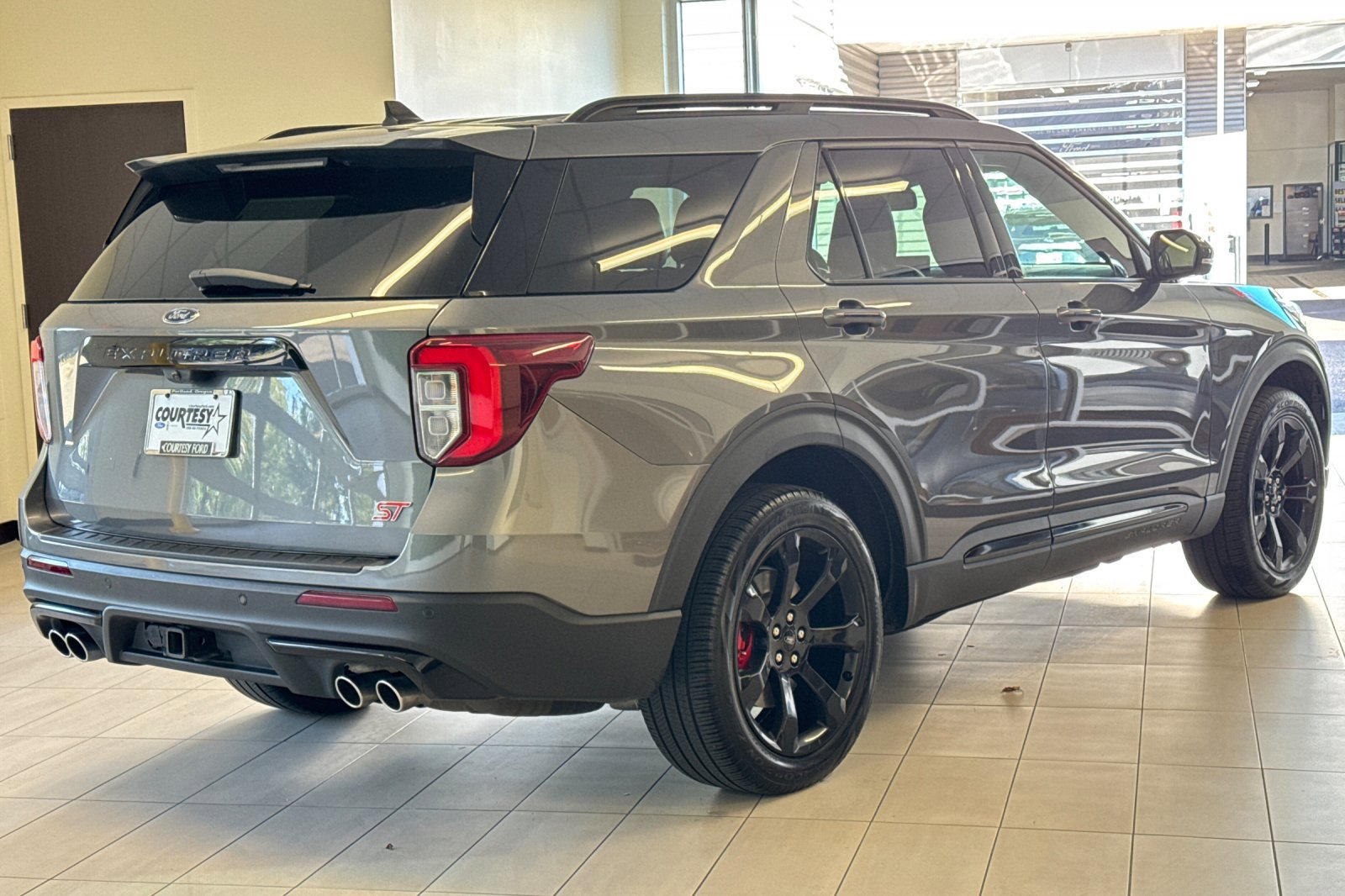 2023 Ford Explorer ST photo 3