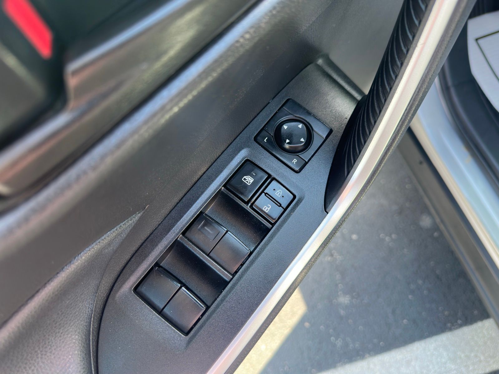 2021 Toyota RAV4 LE photo 8