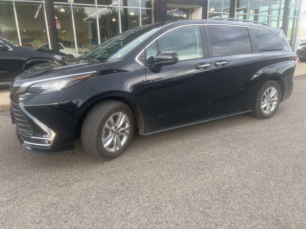 2022 Toyota Sienna XLE photo 2