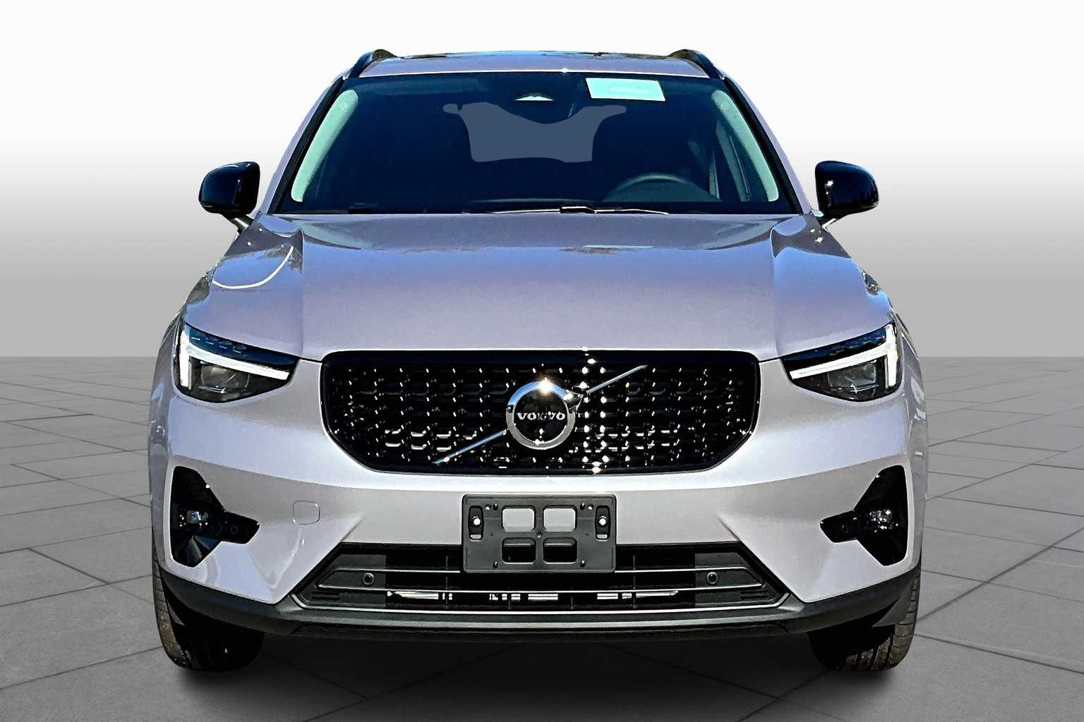 2026 Volvo XC40 Plus photo 2
