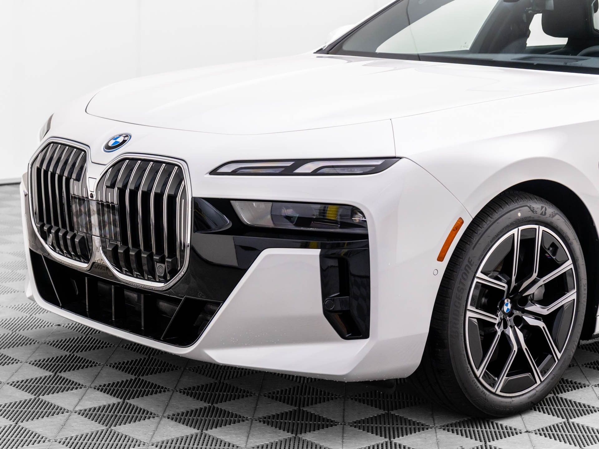 New 2025 Mineral White Metallic BMW 750e xDrive image 36