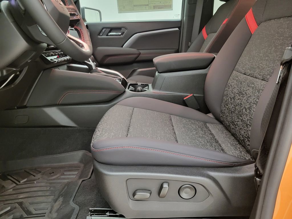 2025 Chevrolet Colorado Z71 photo 2