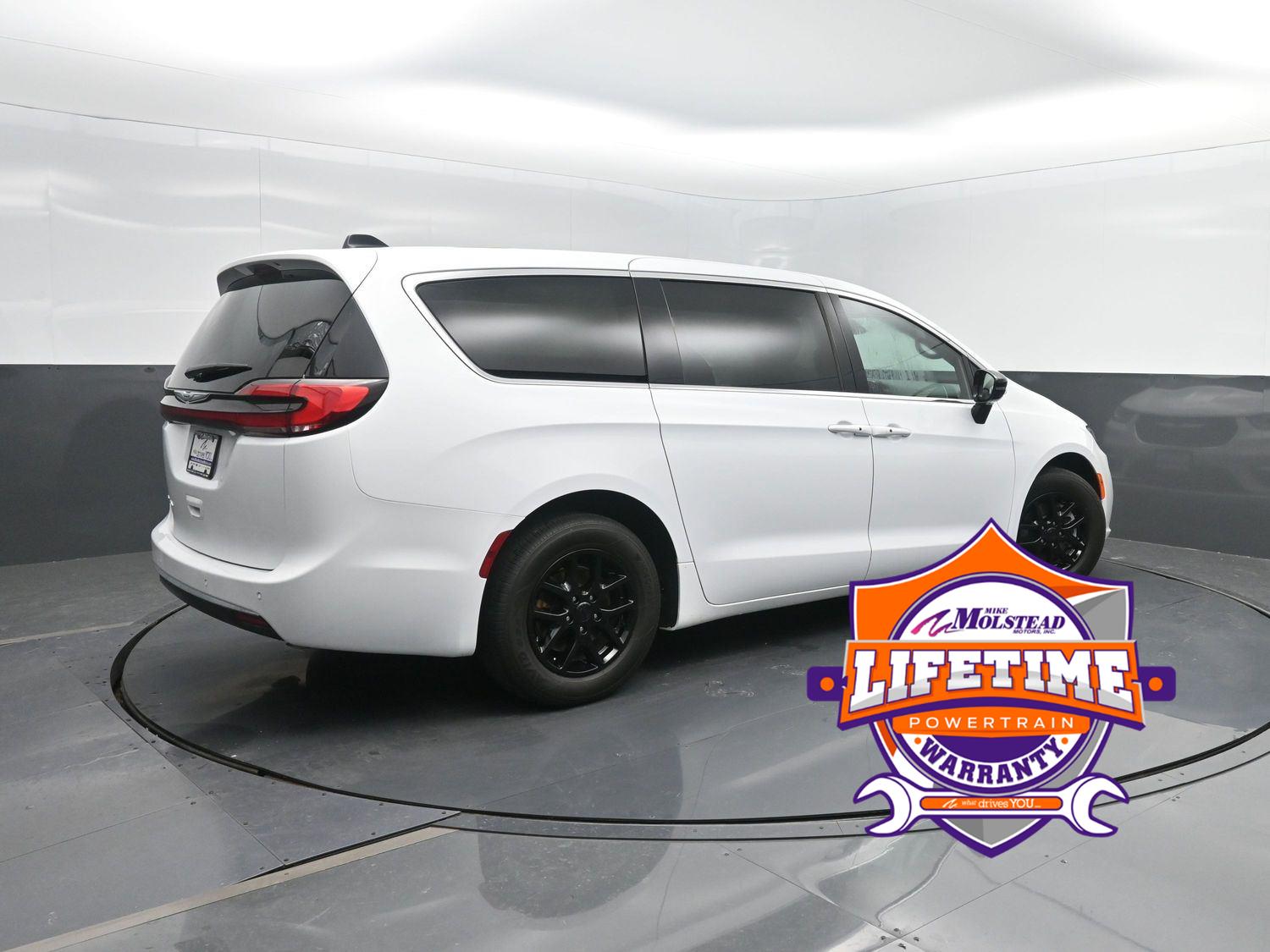 2025 Chrysler Pacifica Select's photo