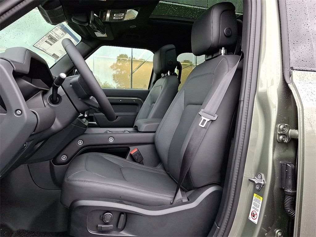 2025 Land Rover Defender 110 S photo 8
