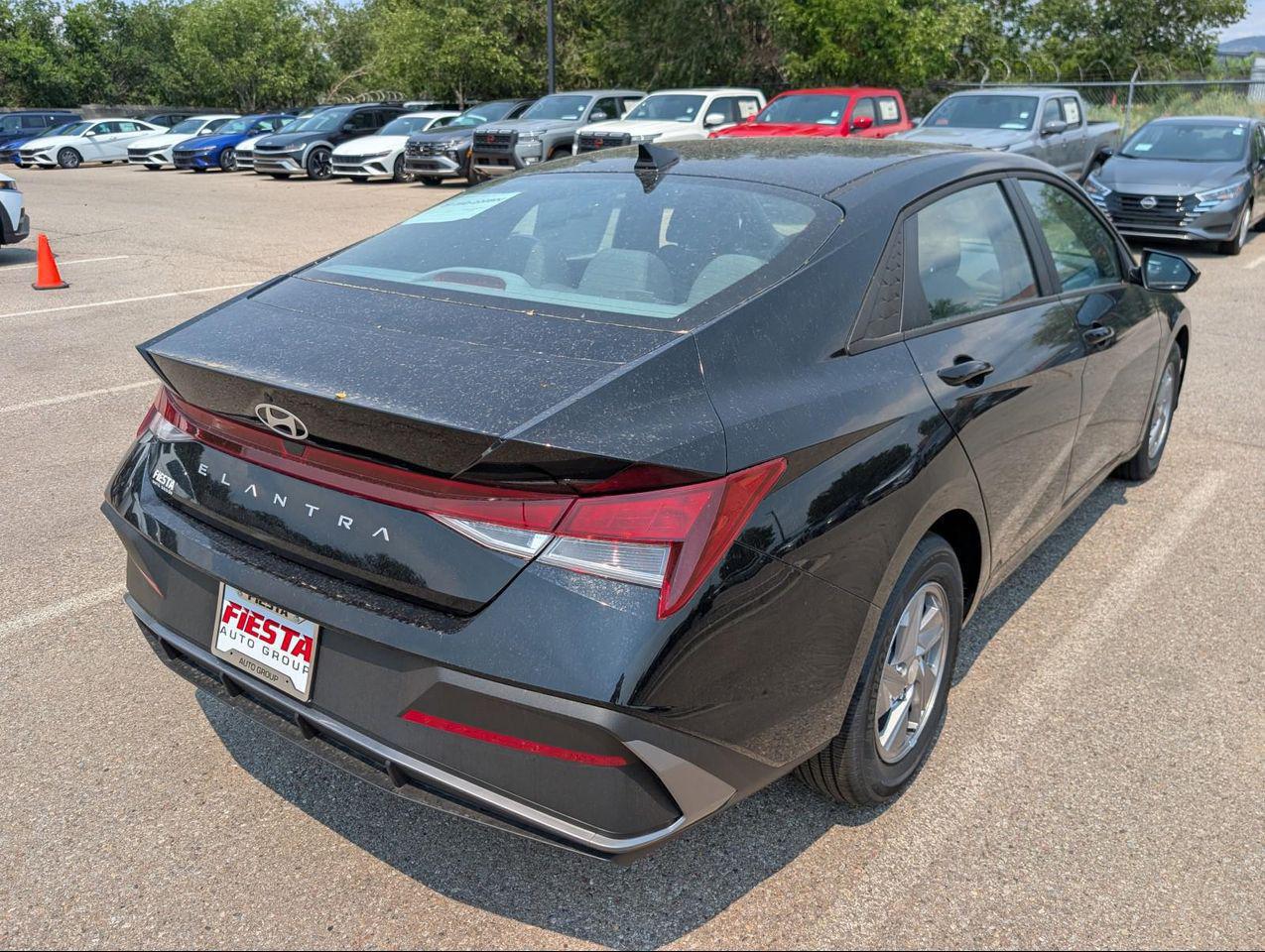 2025 Hyundai Elantra SE photo 6