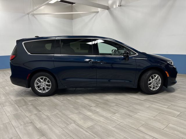 2025 Chrysler Pacifica photo 2
