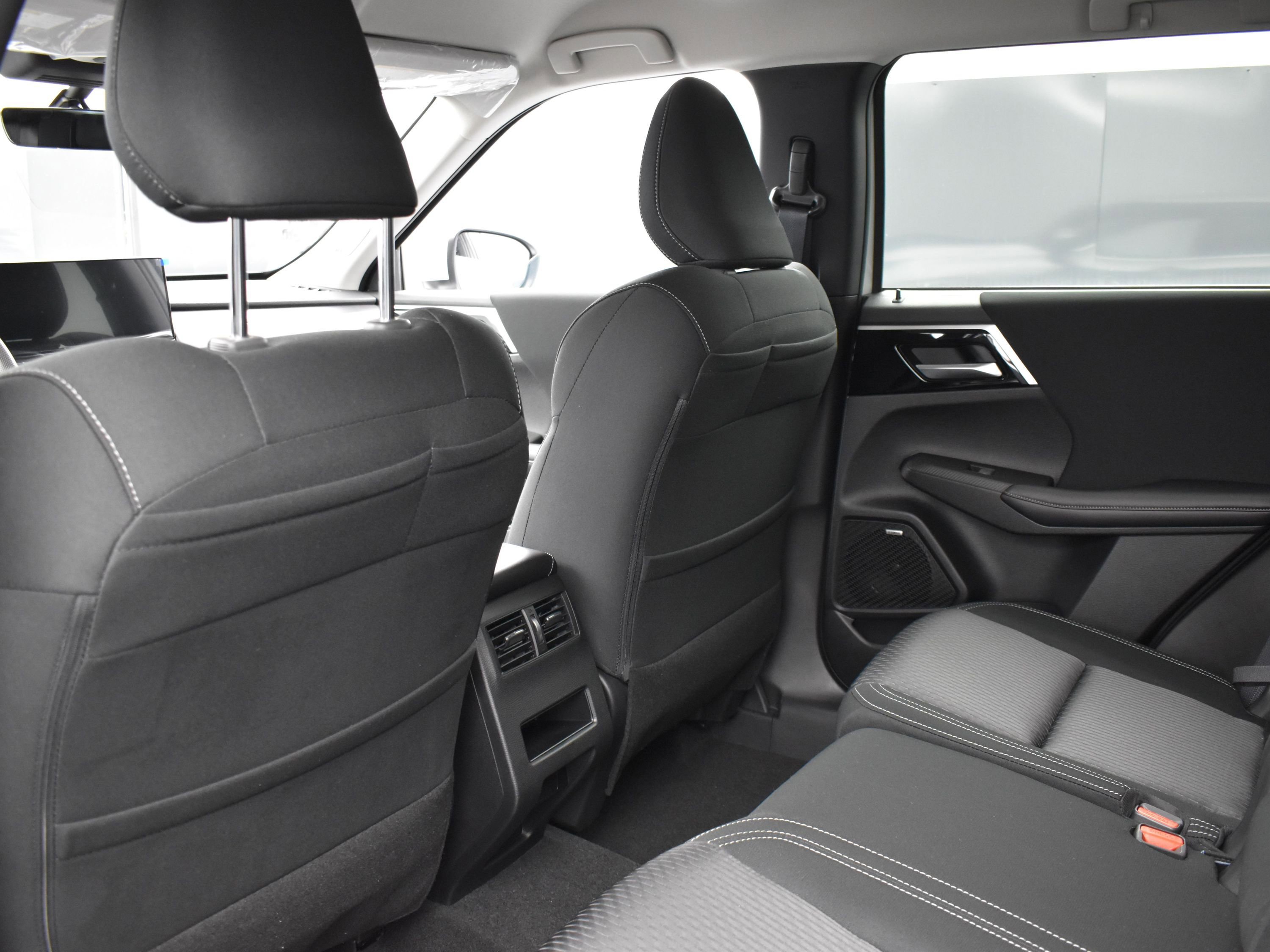 2025 Mitsubishi Outlander ES photo 8
