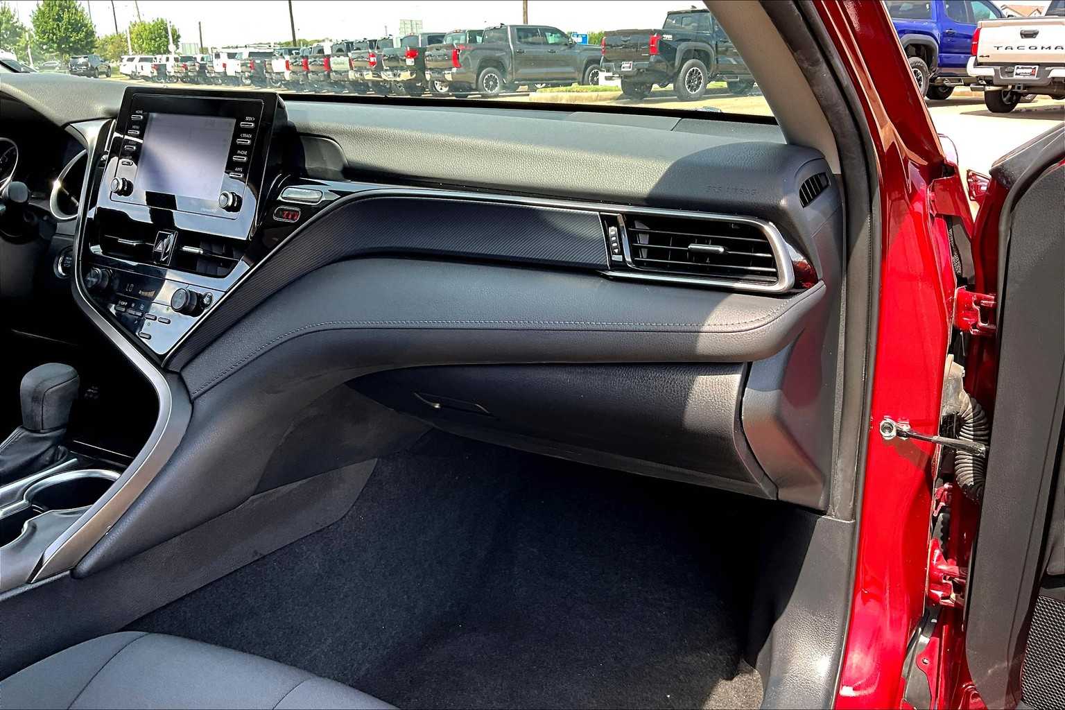 2022 Toyota Camry LE photo 18