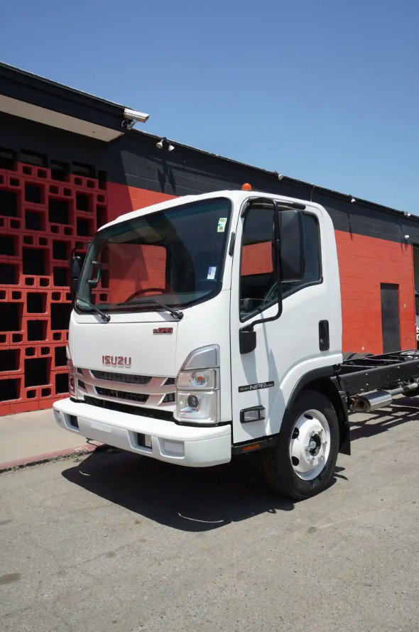 2024 Isuzu NPR photo 3