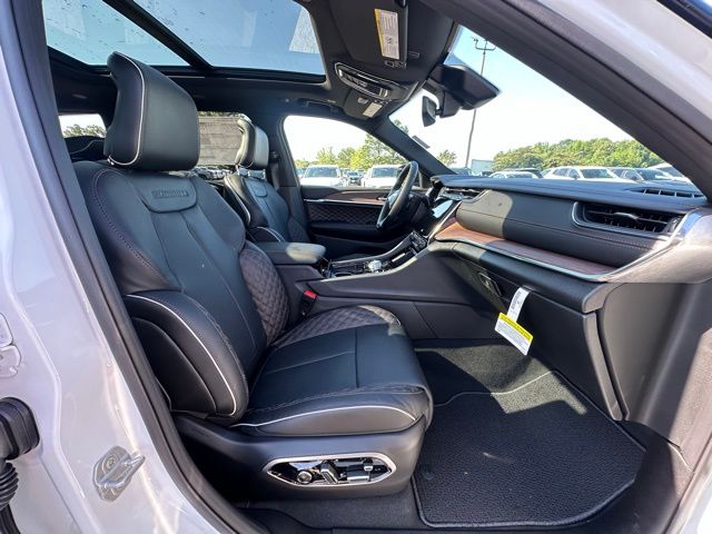 2025 Jeep Grand Cherokee Summit photo 30