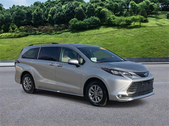 2024 Toyota Sienna XLE's photo