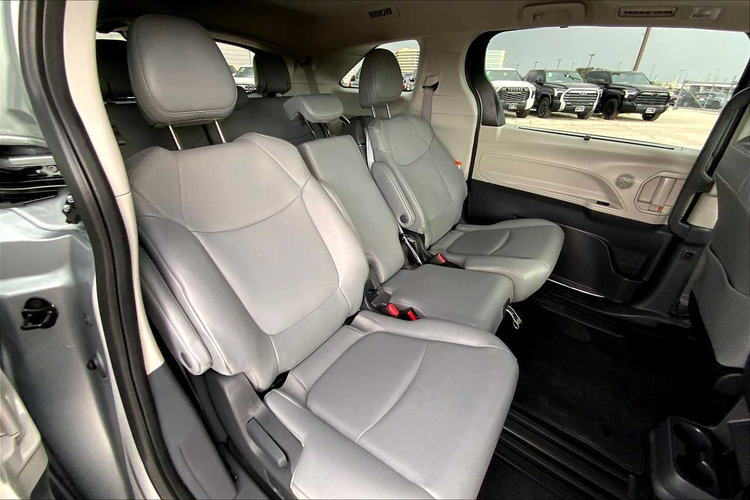2024 Toyota Sienna XLE photo 18